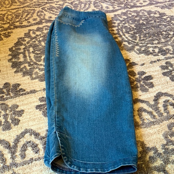 Capris for Women - Picture 4 of 5